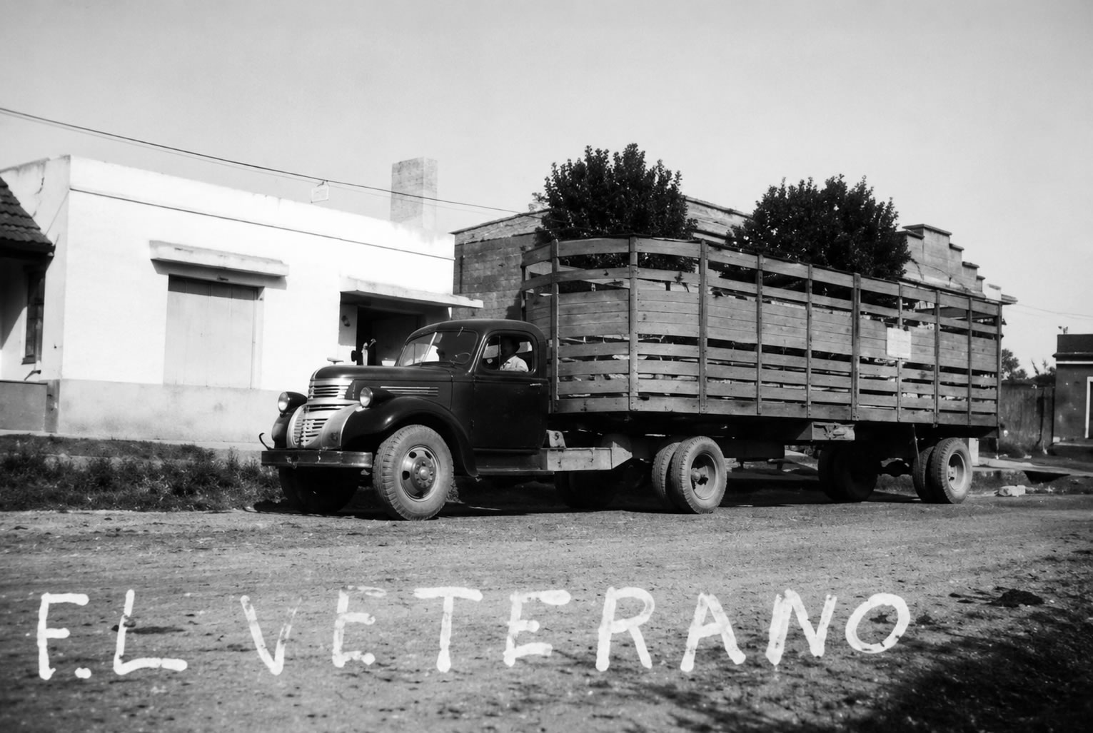 Camión y carrocería en los primeros años de la empresa